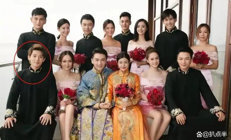 毛曉彤前男友陳翔（紅圈者）被挖出擔任過陳曉和陳妍希婚禮伴郎。翻攝自微博