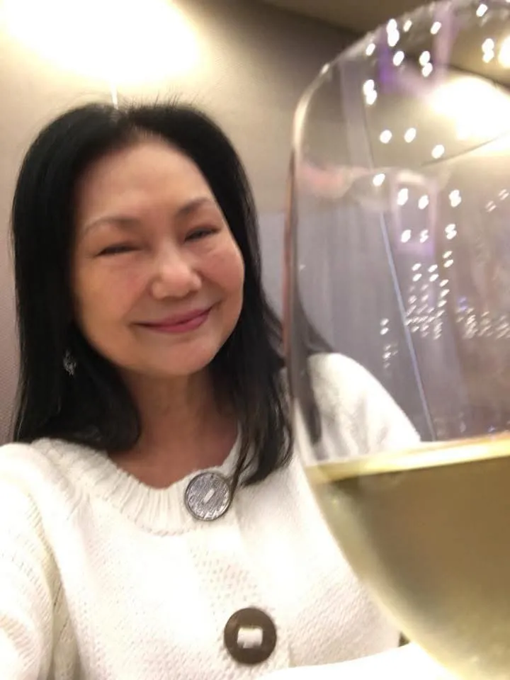 S媽今將原本身穿粉色衣服燦笑的自拍照換下，換上一張穿白色毛衣瞇眼微笑的個人照。