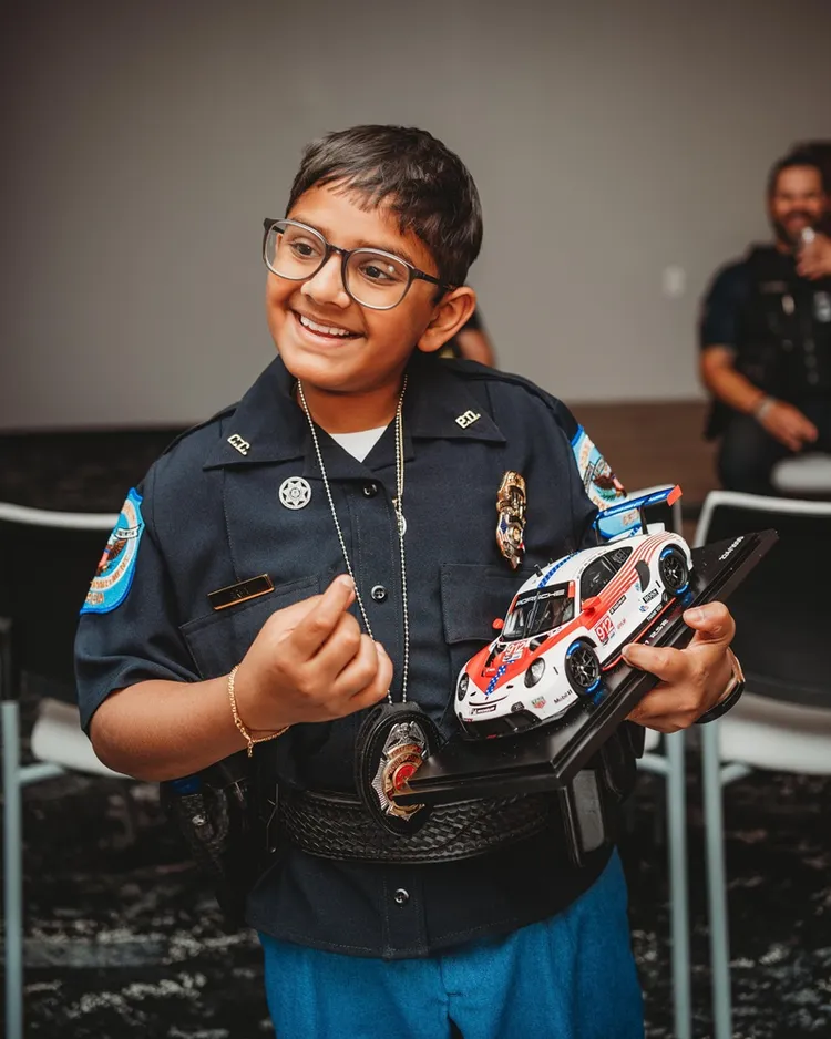 Arya在年幼時被診斷出癌症，圓夢當天，警車車隊護送Arya至當地警察局的訓練場，為他舉行一場隆重的儀式。原廠照片