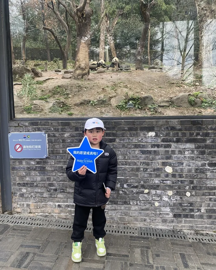 七歲的Kai對熊貓有著無比的喜愛，Kai和他的家人踏上了一段長達1700公里的旅程，來到中國四川省的大熊貓保護研究中心，圓了他的夢想。原廠照片