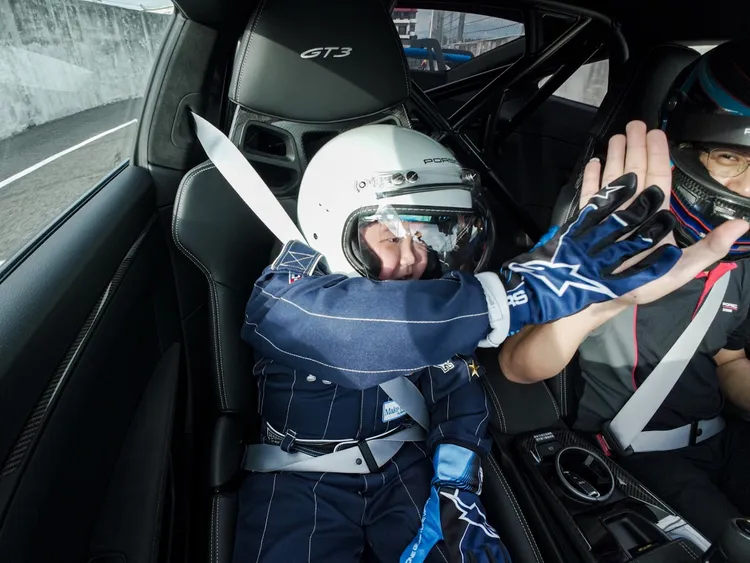 罹患罕見疾病的阿宇一直夢想成為賽車手，他的圓夢之旅最後迎來當天的重頭戲—911 GT3 試乘體驗。原廠照片
