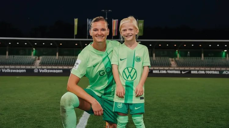 Klara和家人前往德國狼堡Wolfsburg，只為了一圓她親眼欣賞職業足球員Alexandra Popp 比賽。原廠照片