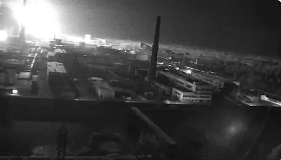 圖片左上亮光處是核電廠遭攻擊發生爆炸。