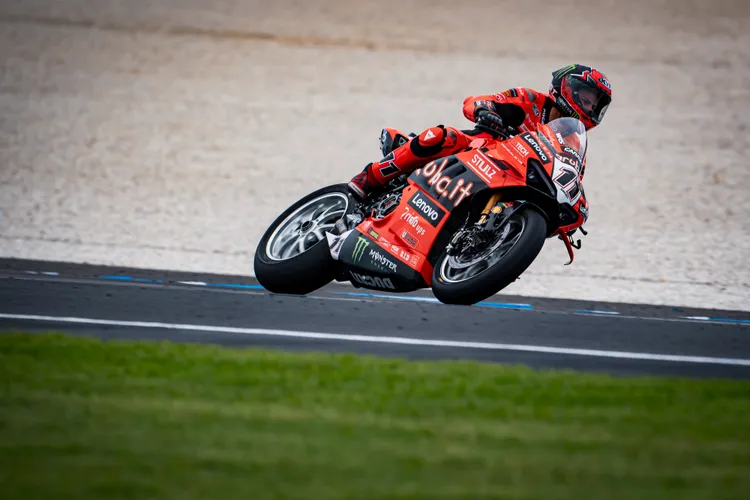 D0922 這款全新開發的後胎在這次測試中首次亮相，與 SC1 及去年於 Most 賽道首次登場的 D0286 相比，D0922 在結構與配方上皆有所升級。倍耐力提供