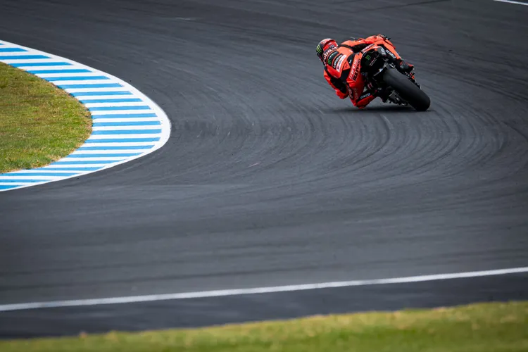 由於菲利普島賽道近期進行了新鋪設，賽道表面對輪胎的攻擊性相當高。倍耐力提供