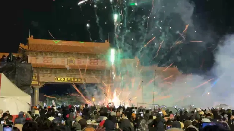 南市鹿耳門聖母廟8日施放元宵環廟高空煙火秀。翻攝畫面