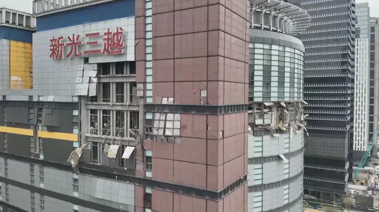 新光三越氣爆太慘烈，12樓外牆整個炸開。翻攝畫面