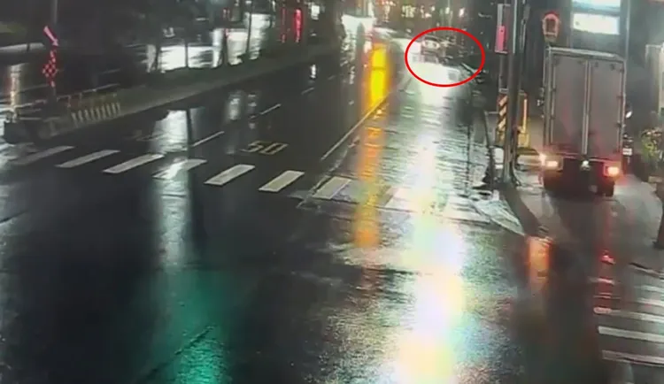 小客車向右偏移撞進停車格。警方提供