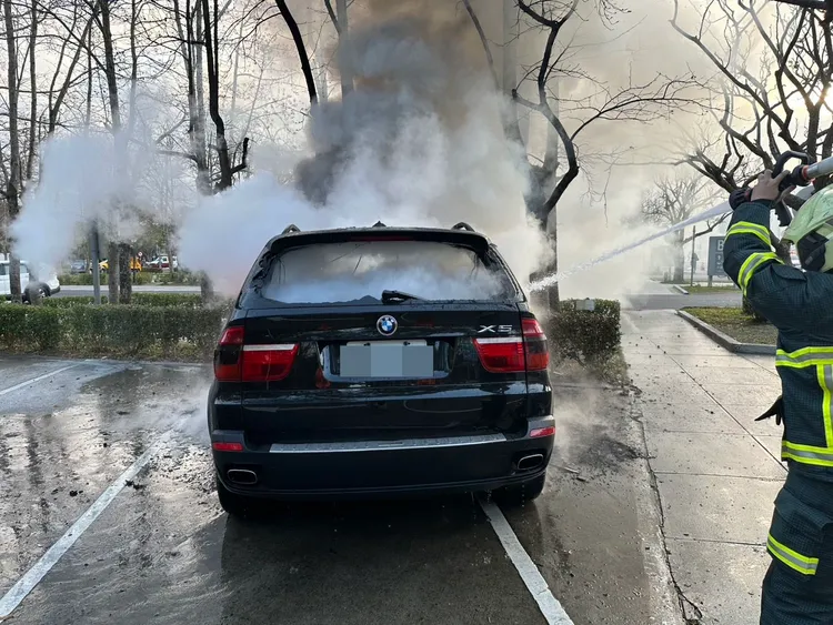 警消灌救。新竹縣消防局提供