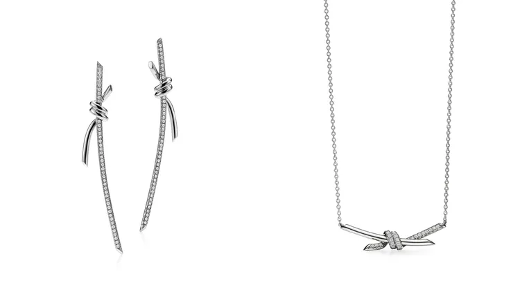 焦凡凡在婚紗照造型中，代上了Tiffany Knot 18K白金長版鑲鑽耳環（左）與18K白金鑲鑽鍊墜（右）。品牌提供