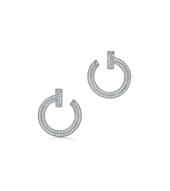 焦凡凡在婚禮戴上Tiffany T1 18K白金鑲鑽環形耳環。品牌提供