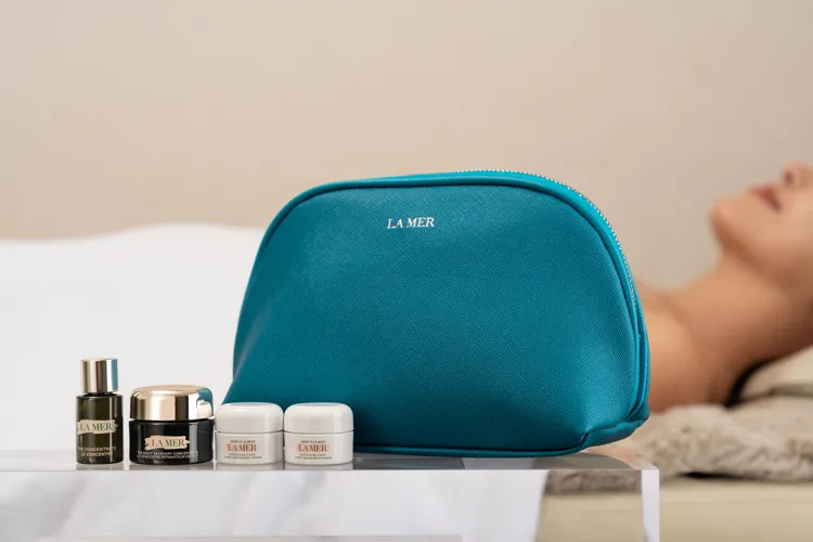 攜手台北頂奢預約制醫學美容診所「漫雲思境」，推出超濃萃鉑金修護療程，預約並完成可獲得LA MER超濃萃修護組合。品牌提供
