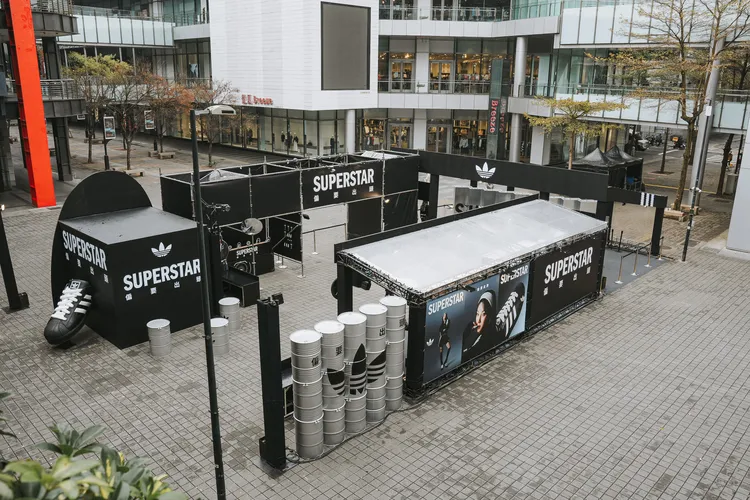 adidas Originals打造出「SUPERSTAR貝殼頭街區」。品牌提供
