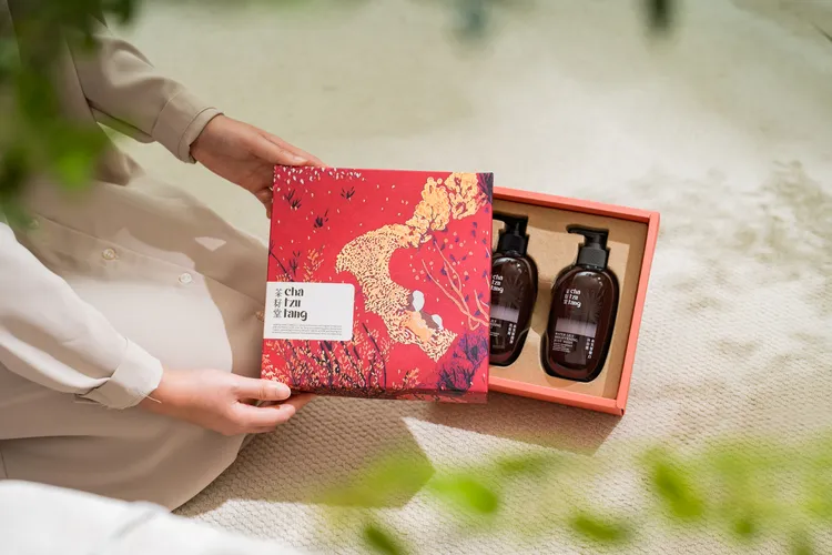 水芙蓉植萃雙入禮盒以清新的靜謐香氣，喚醒內心的自在力量，在自我探索中展現自在宜人。茶籽堂提供