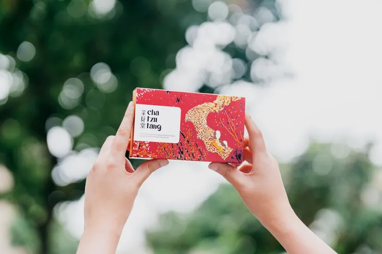 精緻簡約的隨身禮，適合獻給即將展開美好旅程的人，由三大植萃肖楠葉、馬栗樹、水芙蓉組成。茶籽堂提供