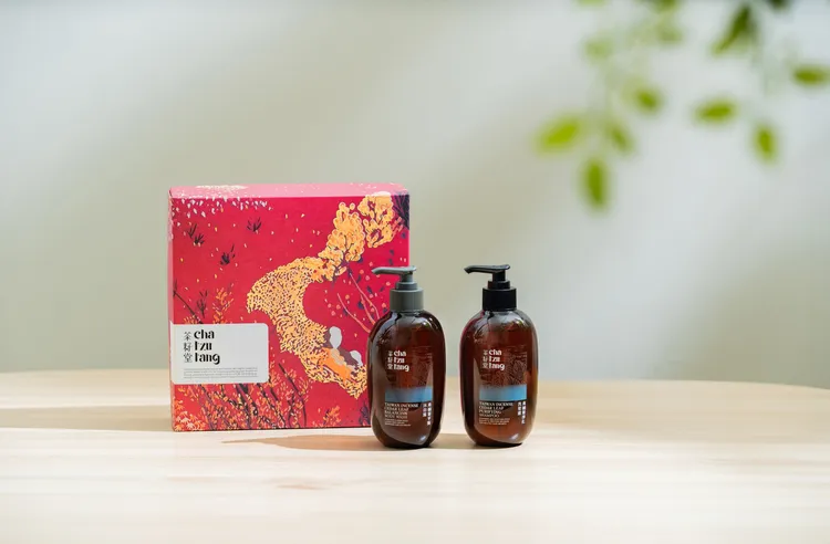 肖楠葉植萃雙入禮盒包含洗髮露、沐浴露，來自土地的氣息適合獻禮給心胸開闊的同伴。茶籽堂提供