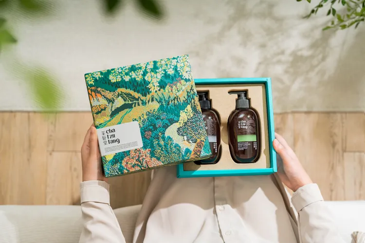 飯店經典雙入禮盒，以全臺 200 間飯店指定款桑白皮洗髮露、荷葉沐浴露送禮給歷經豐富人生旅程的長輩。茶籽堂提供