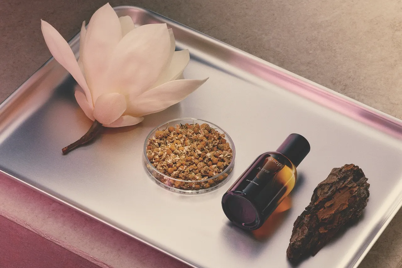 Aesop推出不受常規束縛的花香木質調「詠香水」。品牌提供