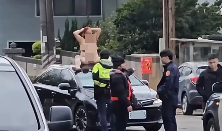女子坐在小客車頂與警員對峙。翻攝黑色豪門企業