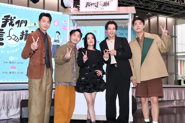 主持群們互揭擺攤過程樂趣。莊宗達攝