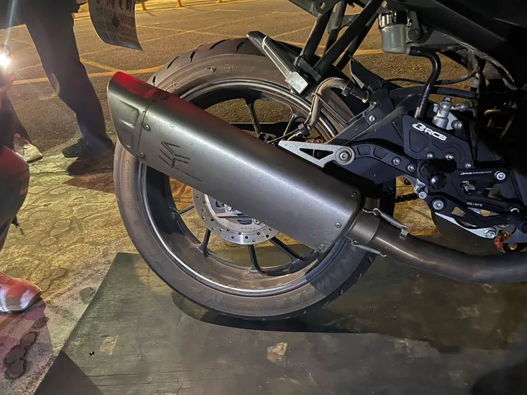 依據道交條例新制，其中汽機車檢測排氣管噪音部分，機車改管卻未依規定變更登記，即便檢測噪音合格，仍得吃上交通違規罰單。警方提供
