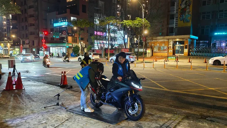 桃園分局警方與環保局攜手以機動攔檢方式查處違規車輛。警方提供