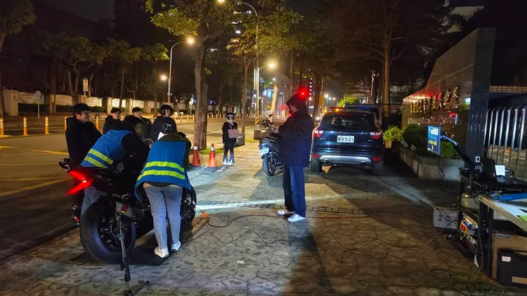 桃園警察分局昨（4日）晚與市府環保局人員，在轄區噪音車經常出沒路段以機動攔檢方式，針對改裝排氣管噪音車輛檢測。警方提供