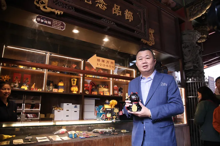 北港武德宮用爐灰做成文創品，「有買有保庇」深得信眾青睞，今年新款春節連假就被搶光。彭欣偉攝