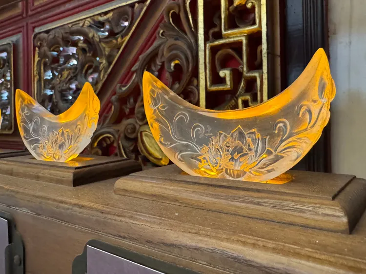 以琉璃材質設計的玉佛長壽燈，每年開放登記都是秒殺。彭欣偉攝