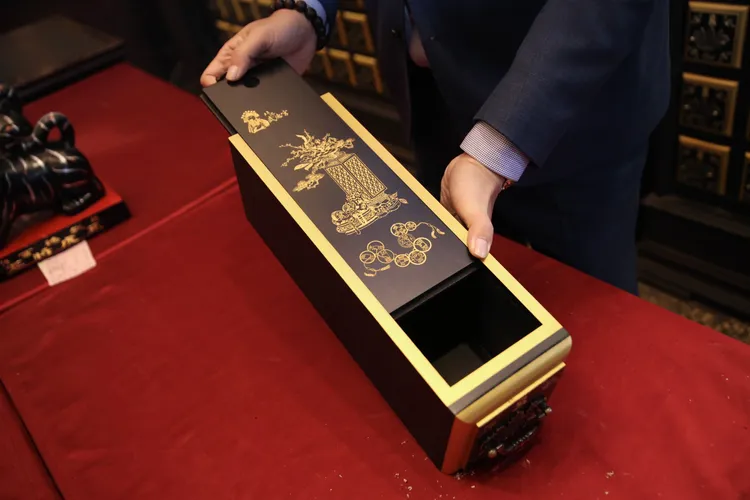 財庫財寶箱裡裡外外都要過香火，且要有緣人才能請回，故事很多。彭欣偉攝
