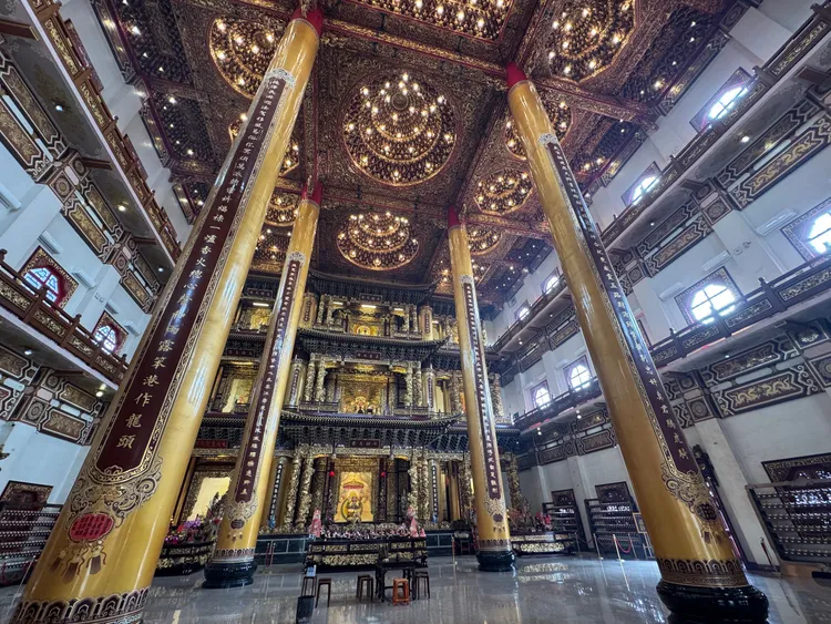 後殿高達25公尺、類似歐洲教堂形式的廣天大道院氣派壯觀。彭欣偉攝