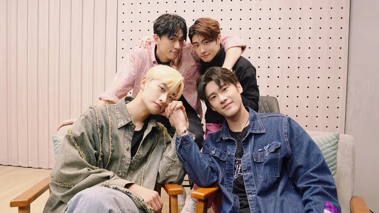 毛祁生（下排左起）、張家陞、徐瑋澤（上排左起）、朴靖恆首播映後直播，跟粉絲共度情人節。LINE TV提供