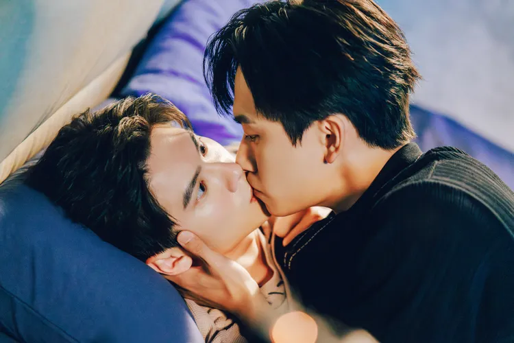 張家陞（左）在喝醉的狀態，不小心和毛祁生接吻。LINE TV提供