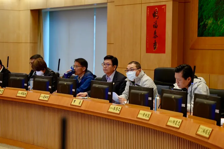 市長侯友宜聆聽市政會議報告，希望年底能夠拍板大巨蛋選址地點。城鄉局提供