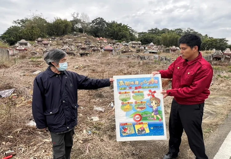 向掃墓民眾宣導。新竹縣消防提供