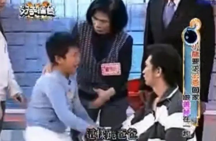 小龍下跪求父親回歸家庭。翻攝節目片段