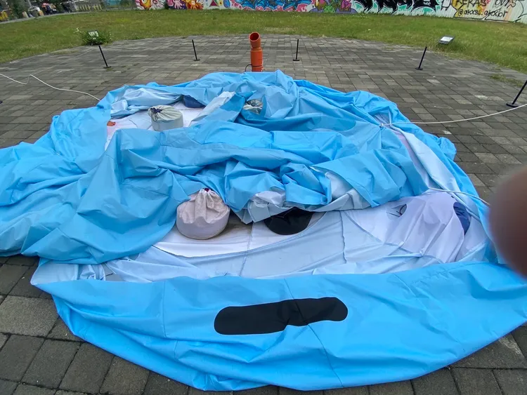 巨型「咖波」氣偶變成一堆塑膠布。民眾提供