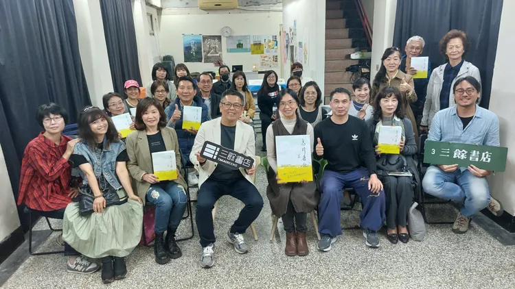 洪克倫23日在三餘書店分享徒步環島心得。凃建豐攝