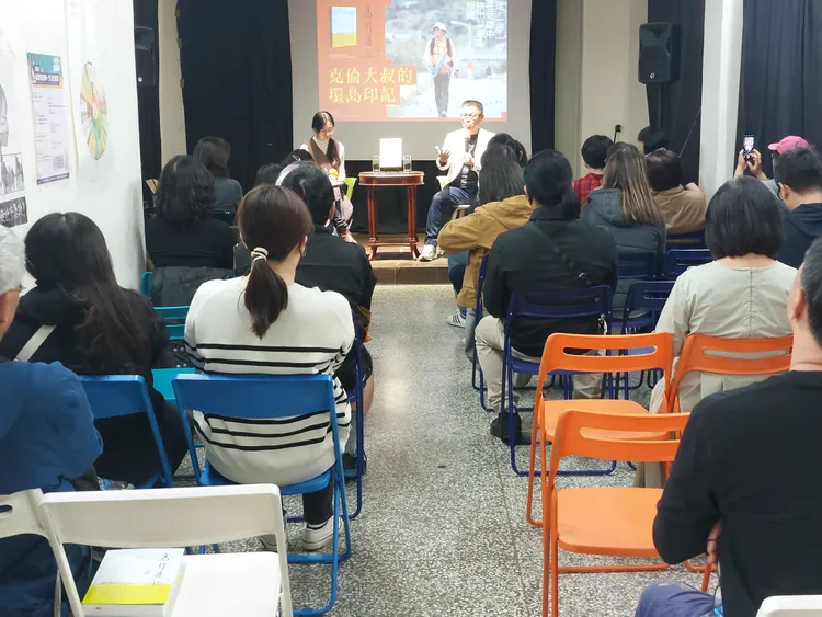 洪克倫23日在三餘書店分享徒步環島心得。凃建豐攝
