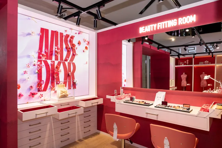 試妝區與奢華訂製陳列區。品牌提供