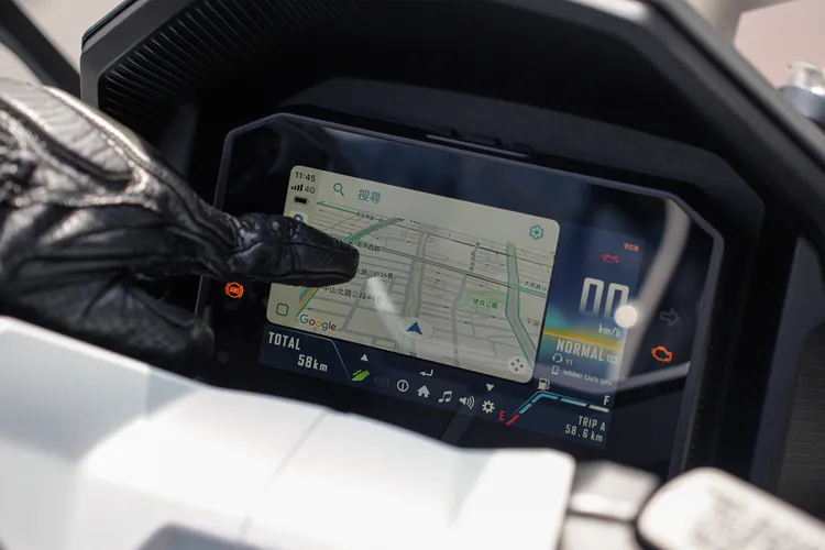 透過全新的觸控式7吋全彩儀表，直覺點按操作車輛各項資訊並配有胎壓偵測系統。業者提供