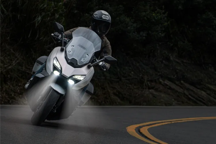 TTLBT除了以投射式雙魚眼LED頭燈提供足夠的路照範圍及亮度外，更配備彎道輔助頭燈系統 將偵測車輛傾角來開啟補光。業者提供