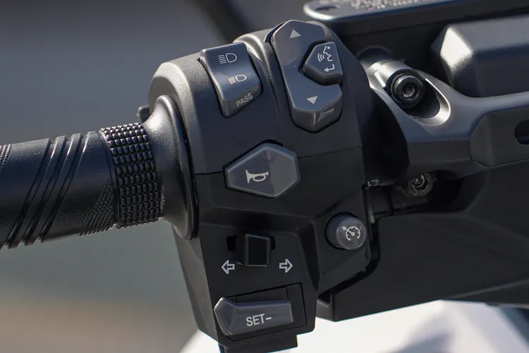 多功能把手控制組除了可調整電動風鏡以外，可快速調整與切換各項行車資訊。業者提供