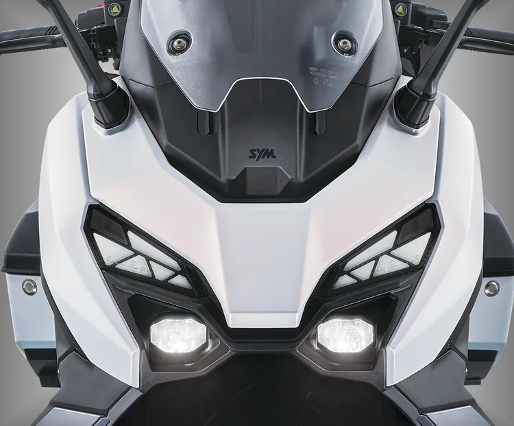 SYM TTLBT造型上的分件與包覆將靈龜殼甲意象呈現，LED日行燈及尾燈以塊狀幾何的視覺呼應靈龜殼甲的紋路。業者提供
