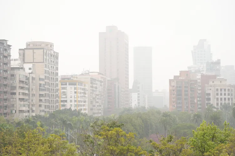 霧霾嚴重，台北市內也一片霧茫茫。彭欣偉攝