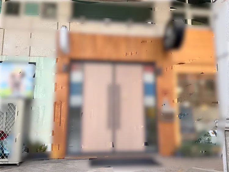 竹北市某知名補習班由一對網紅夫妻經營，因負責人涉及性騷案，立案執照遭到教育局廢止，引發家長粉絲圈震驚。翻攝畫面