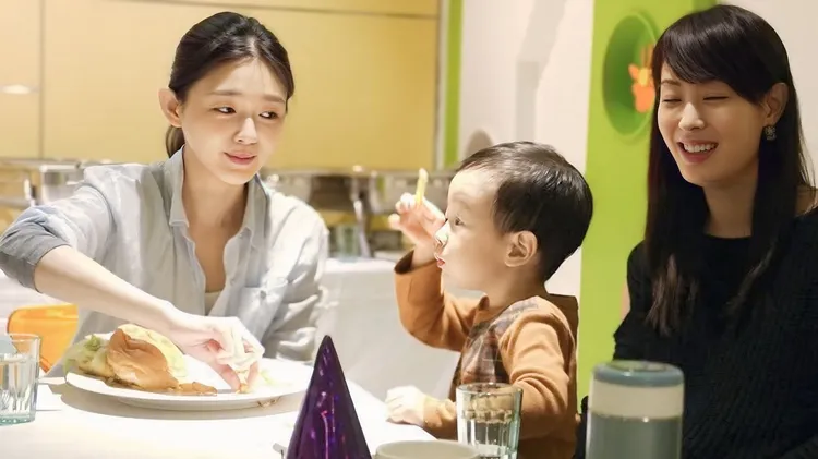 大S與賈永婕兒子的互動照片，網友大讚「好美，帶母愛的光輝」。翻攝賈永婕臉書