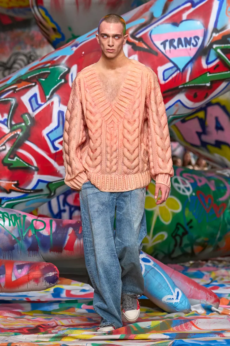 橡膠錯視絞花針織衫也是系列重點。品牌提供