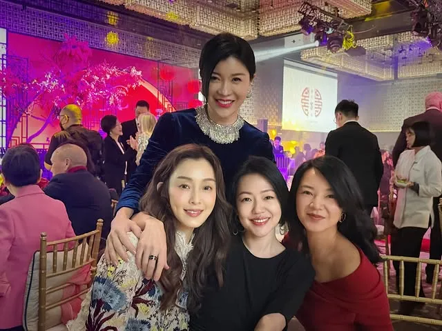 阿雅（前排右起）、小S、范瑋琪和王偉忠太太（後）在歸寧宴上合照。資料照片