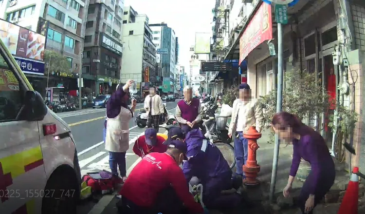 熱心女子CPR，救護人員接手搶救，送醫後婦人總算救回一命。民眾提供